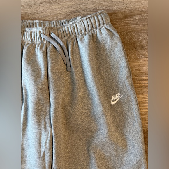 Nike Club Fleece Unisex Mid-Rise Oversized Sweatpants Grey Heather Size Medium - Picture 6 of 13